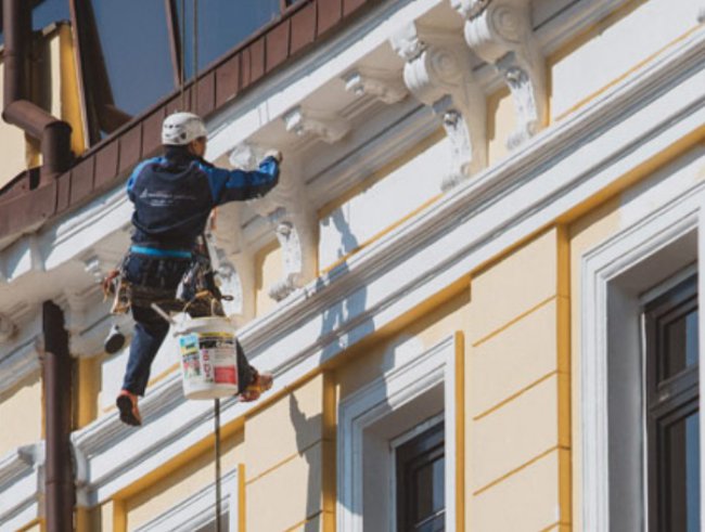 Как промышленные альпинисты ремонтируют фасады зданий в Москве?